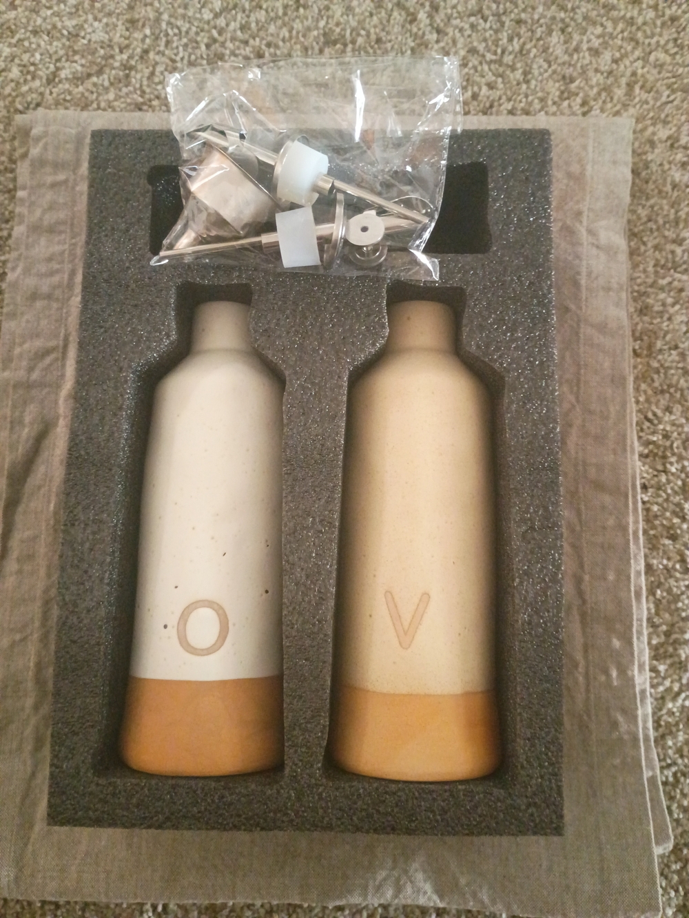 NEW Besmeety Ceramic Oil & Vinegar Dispenser Set – Handcrafted